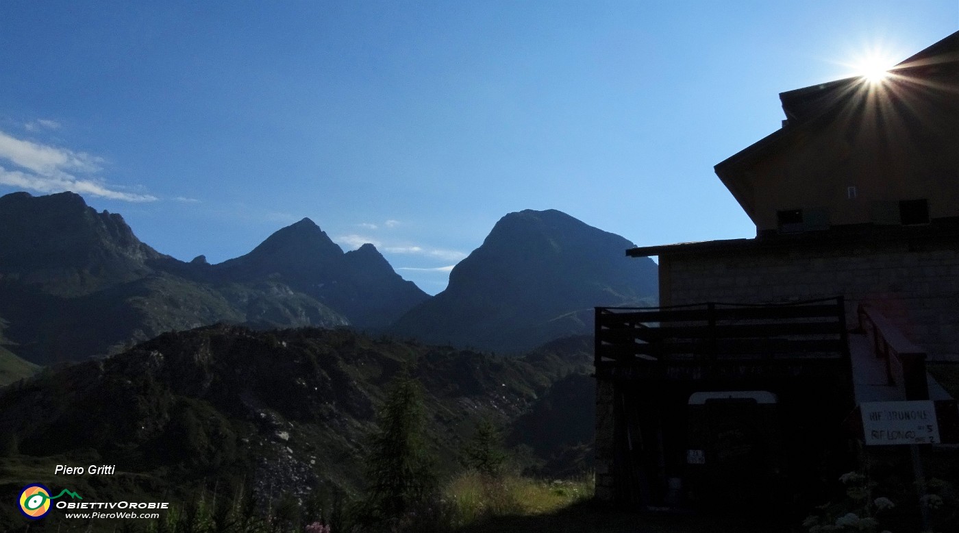 24 I raggi del sole al Rif. Calvi con vista in Diavoli e Grabiasca.JPG -                                